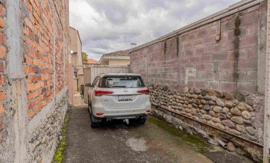 Casa en venta a 5 minutos del Centro Histórico de Cuenca son 2 casas con terreno interior