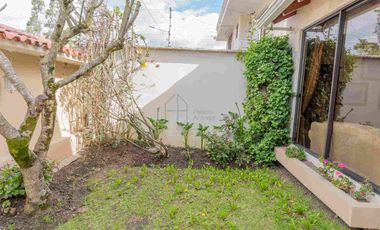 Casa en venta a 5 minutos del Centro Histórico de Cuenca son 2 casas con terreno interior