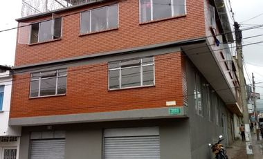VENDO EXCELENTE CASA CON USO COMERCIAL EN EL CENTRO DE FUSAGASUGÁ, CUNDINAMARCA