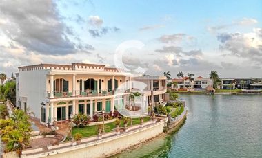 Casa en Venta en Cancún en Residencial Lagos del sol a Pie del Lago
