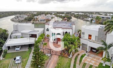 Casa en Venta en Cancún en Residencial Lagos del sol a Pie del Lago