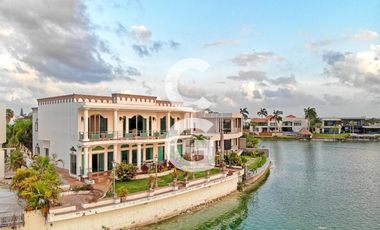 Casa en Venta en Cancún en Residencial Lagos del sol a Pie del Lago