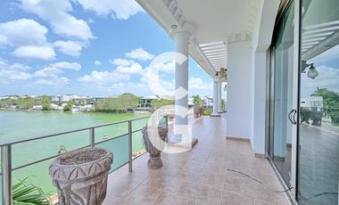 Casa en Venta en Cancún en Residencial Lagos del sol a Pie del Lago