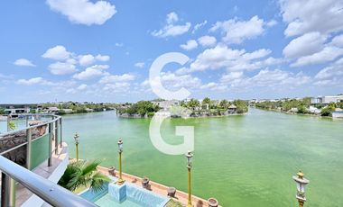 Casa en Venta en Cancún en Residencial Lagos del sol a Pie del Lago