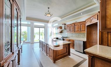 Casa en Venta en Cancún en Residencial Lagos del sol a Pie del Lago