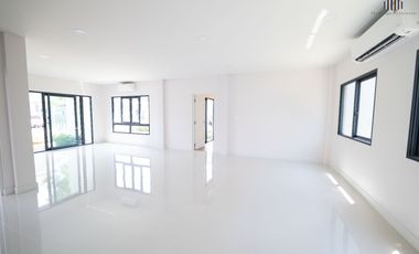 Save Half a Million! Cheaper Than Buying Direct from the Developer! Like New – Never Occupied! Single House for Sale at Centro Thawi Watthana