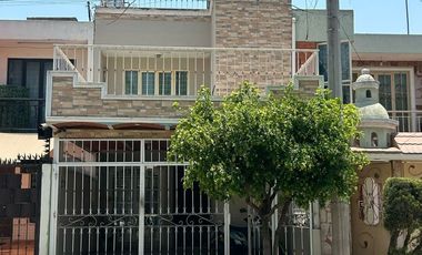 Bonita y amplia Casa lista para habitar en Jardines de la Paz