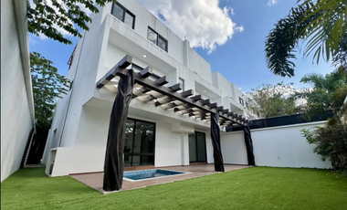 Casa en Venta, Privada con Amenidades, Alberca y Panles Solares, Temozón, Mérida Yuc.