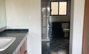 En RENTA casa sola en Fraccionamiento con seguridad en Cuernavaca, Morelos.