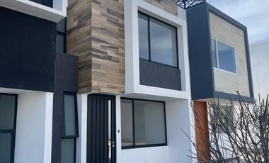 CASA EN VENTA  NUEVA EN CUMBRES RESIDENCIAL  CON JARDIN