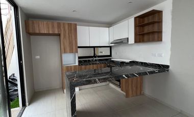 CASA EN VENTA  NUEVA EN CUMBRES RESIDENCIAL  CON JARDIN