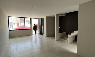 CASA EN VENTA  NUEVA EN CUMBRES RESIDENCIAL  CON JARDIN