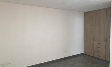 Renta de Casa en colonia Centro de San Andrés Cholula, 3 recamaras con baño 2 de ellas en PB, cochera para 2 autos portón automático. Aire acondiciona
