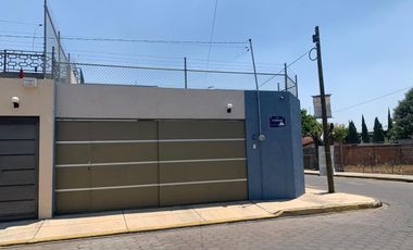 Renta de Casa en colonia Centro de San Andrés Cholula, 3 recamaras con baño 2 de ellas en PB, cochera para 2 autos portón automático. Aire acondiciona