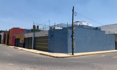 Renta de Casa en colonia Centro de San Andrés Cholula, 3 recamaras con baño 2 de ellas en PB, cochera para 2 autos portón automático. Aire acondiciona