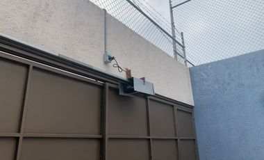 Renta de Casa en colonia Centro de San Andrés Cholula, 3 recamaras con baño 2 de ellas en PB, cochera para 2 autos portón automático. Aire acondiciona