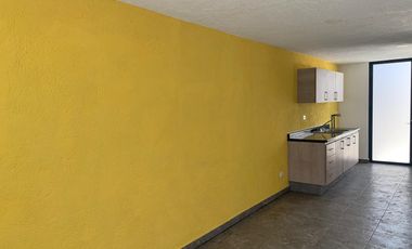 Renta de Casa en colonia Centro de San Andrés Cholula, 3 recamaras con baño 2 de ellas en PB, cochera para 2 autos portón automático. Aire acondiciona