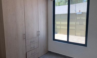 Renta de Casa en colonia Centro de San Andrés Cholula, 3 recamaras con baño 2 de ellas en PB, cochera para 2 autos portón automático. Aire acondiciona