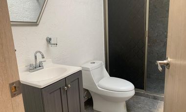 Renta de Casa en colonia Centro de San Andrés Cholula, 3 recamaras con baño 2 de ellas en PB, cochera para 2 autos portón automático. Aire acondiciona