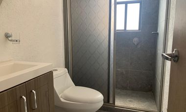 Renta de Casa en colonia Centro de San Andrés Cholula, 3 recamaras con baño 2 de ellas en PB, cochera para 2 autos portón automático. Aire acondiciona