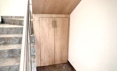 Renta de Casa en colonia Centro de San Andrés Cholula, 3 recamaras con baño 2 de ellas en PB, cochera para 2 autos portón automático. Aire acondiciona