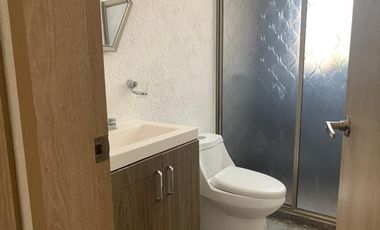 Renta de Casa en colonia Centro de San Andrés Cholula, 3 recamaras con baño 2 de ellas en PB, cochera para 2 autos portón automático. Aire acondiciona