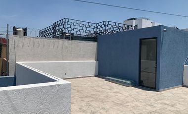 Renta de Casa en colonia Centro de San Andrés Cholula, 3 recamaras con baño 2 de ellas en PB, cochera para 2 autos portón automático. Aire acondiciona