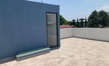 Renta de Casa en colonia Centro de San Andrés Cholula, 3 recamaras con baño 2 de ellas en PB, cochera para 2 autos portón automático. Aire acondiciona