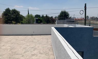 Renta de Casa en colonia Centro de San Andrés Cholula, 3 recamaras con baño 2 de ellas en PB, cochera para 2 autos portón automático. Aire acondiciona