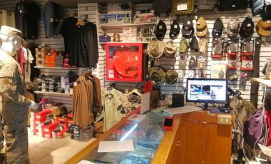 VENDE LOCAL COMERCIAL CON BODEGA Y ESTACIONAMIENTO, MANUEL RODRÍGUEZ SUR CON BLANCO ENCALADA, SANTIAGO, 31 M2