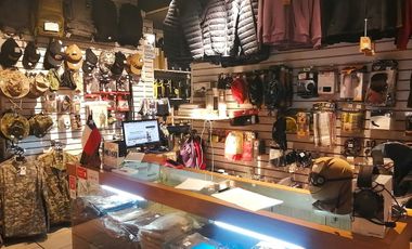 VENDE LOCAL COMERCIAL CON BODEGA Y ESTACIONAMIENTO, MANUEL RODRÍGUEZ SUR CON BLANCO ENCALADA, SANTIAGO, 31 M2
