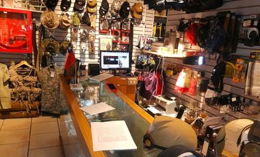VENDE LOCAL COMERCIAL CON BODEGA Y ESTACIONAMIENTO, MANUEL RODRÍGUEZ SUR CON BLANCO ENCALADA, SANTIAGO, 31 M2