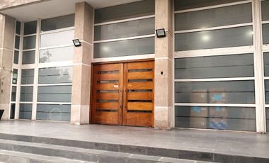 VENDE LOCAL COMERCIAL CON BODEGA Y ESTACIONAMIENTO, MANUEL RODRÍGUEZ SUR CON BLANCO ENCALADA, SANTIAGO, 31 M2