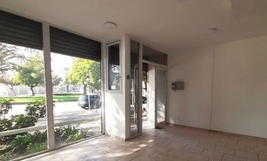 LOCAL COMERCIAL CON BODEGA Y ESTACIONAMIENTO, MANUEL RODRÍGUEZ SUR CON BLANCO ENCALADA, SANTIAGO, 31 M2