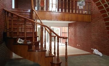 Casa en alquiler - Remodelada, amplia y excelente distribución
