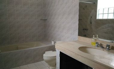 Casa en alquiler - Remodelada, amplia y excelente distribución