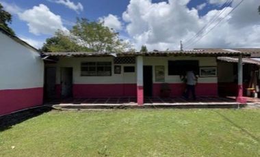Se Vende Lote con Construcción