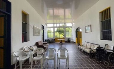 Se Vende Lote con Construcción
