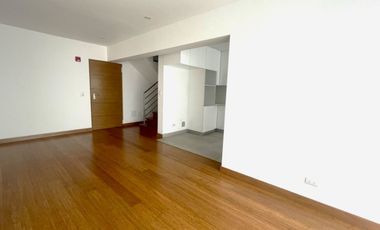 ¡Vive el lujo y la exclusividad en este espectacular dúplex de estreno, frente a parque!