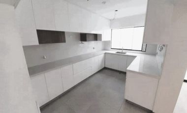 ¡Vive el lujo y la exclusividad en este espectacular dúplex de estreno, frente a parque!