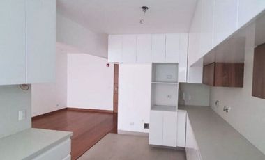 ¡Vive el lujo y la exclusividad en este espectacular dúplex de estreno, frente a parque!