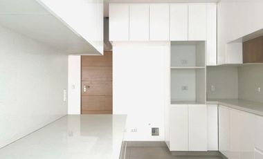 ¡Vive el lujo y la exclusividad en este espectacular dúplex de estreno, frente a parque!