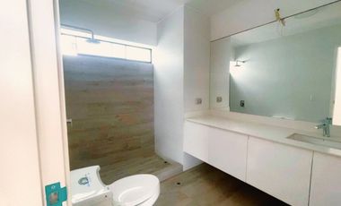 ¡Vive el lujo y la exclusividad en este espectacular dúplex de estreno, frente a parque!