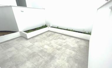 ¡Vive el lujo y la exclusividad en este espectacular dúplex de estreno, frente a parque!