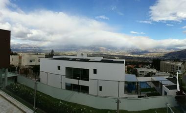 SE VENDE LUJOSA CASA DE CINCO HABITACIONES EN URBANIZACION EN NAYON-TANDA