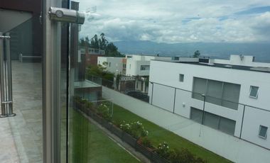 SE VENDE LUJOSA CASA DE CINCO HABITACIONES EN URBANIZACION EN NAYON-TANDA