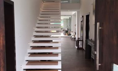 SE VENDE LUJOSA CASA DE CINCO HABITACIONES EN URBANIZACION EN NAYON-TANDA