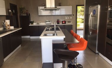 SE VENDE LUJOSA CASA DE CINCO HABITACIONES EN URBANIZACION EN NAYON-TANDA