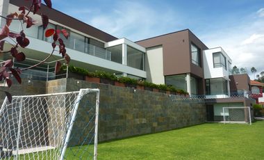 SE VENDE LUJOSA CASA DE CINCO HABITACIONES EN URBANIZACION EN NAYON-TANDA