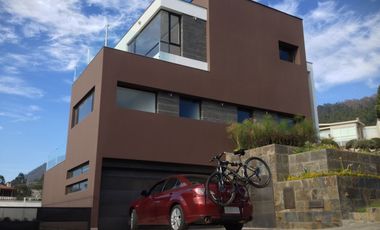 SE VENDE LUJOSA CASA DE CINCO HABITACIONES EN URBANIZACION EN NAYON-TANDA